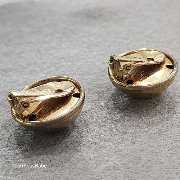 Vintage signed Bergère gold tone round button clip earrings - Picture 5 of 7
